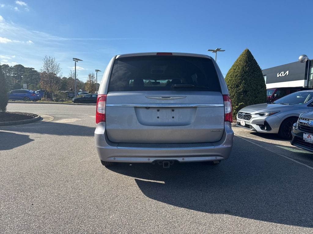 2016 Chrysler Town & Country Limited photo 4
