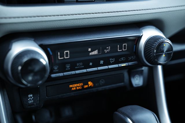 2021 Toyota RAV4 XLE Premium photo 36