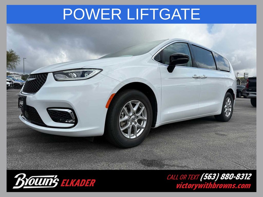 2024 Chrysler Pacifica Touring L's photo