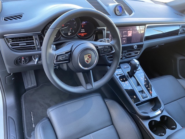 2025 Porsche Macan T photo 4