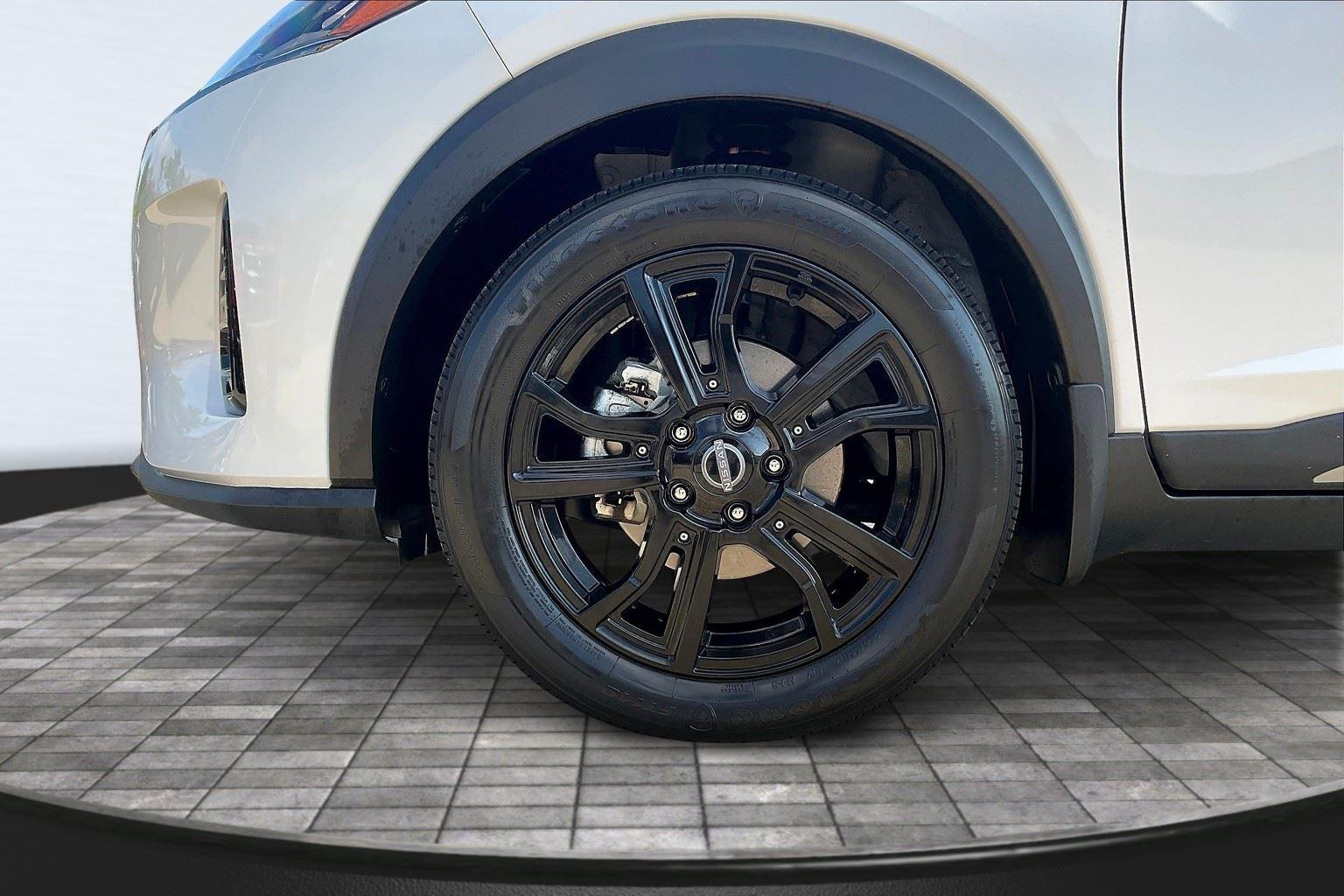 2023 Nissan Kicks SR photo 9