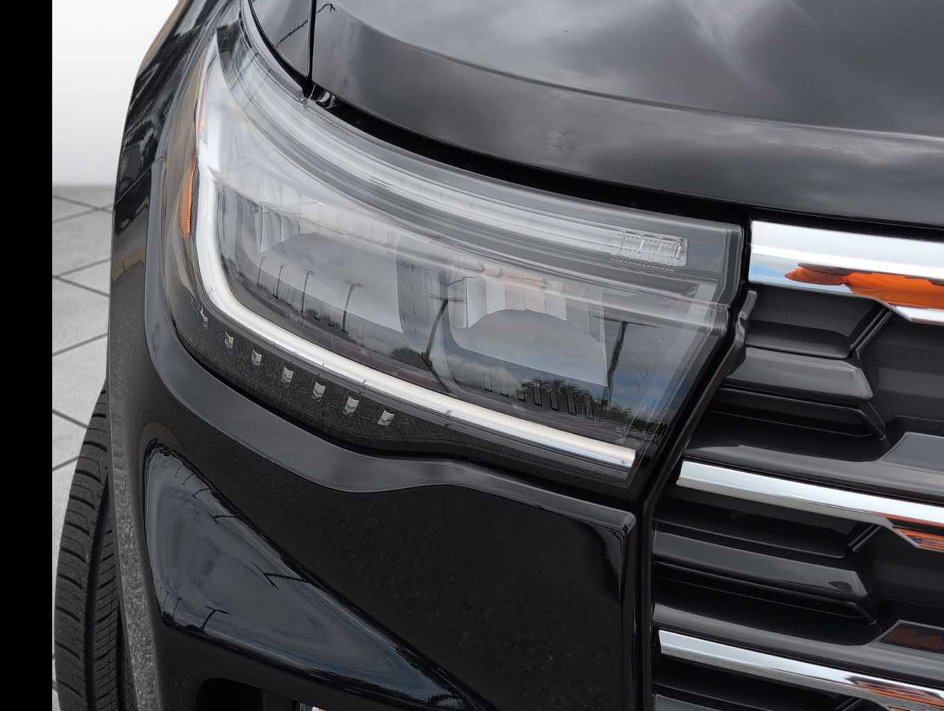 2025 Ford Explorer photo 3