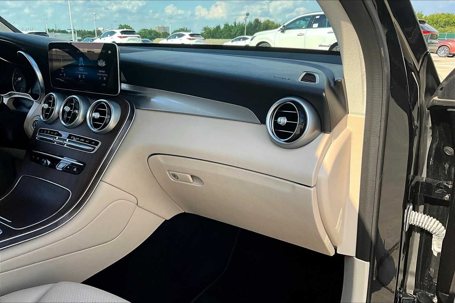 2022 Mercedes Benz GLC 300 photo 16