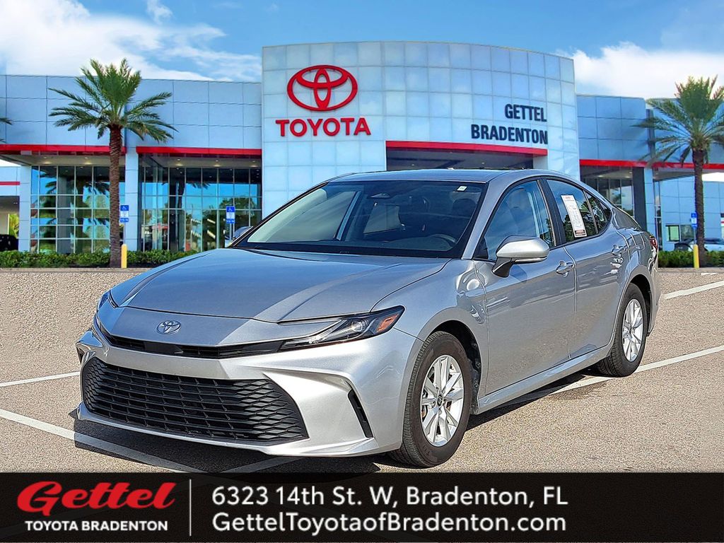 2025 Toyota Camry LE's photo