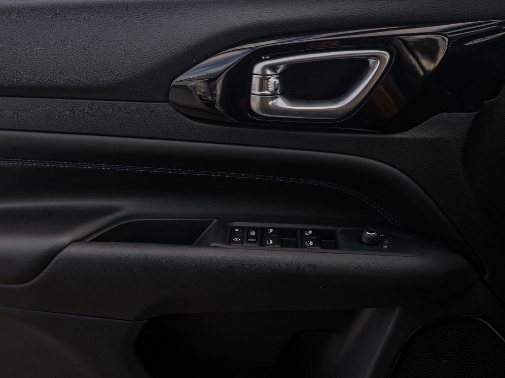 New 2026 Silver Zynith Metallic Clear-Coat Exterior Paint Jeep Latitude image 23