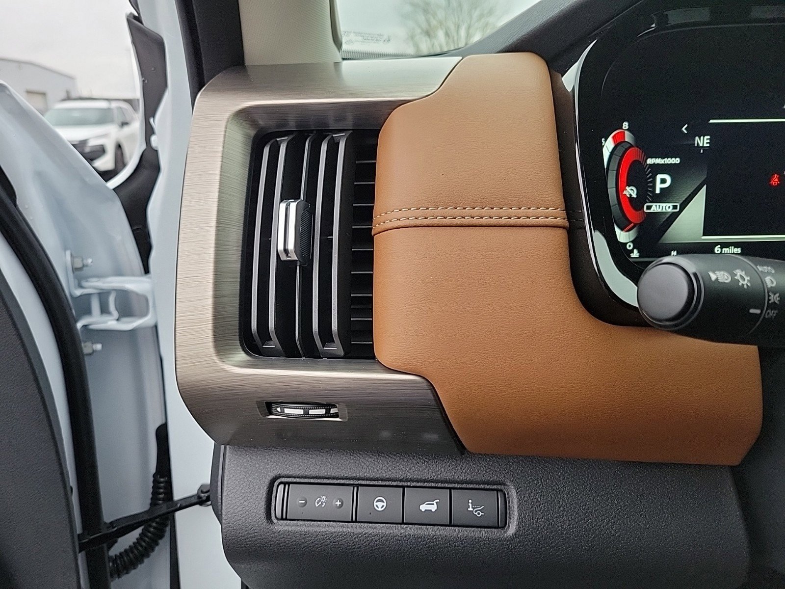 2025 Nissan Pathfinder Platinum photo 18