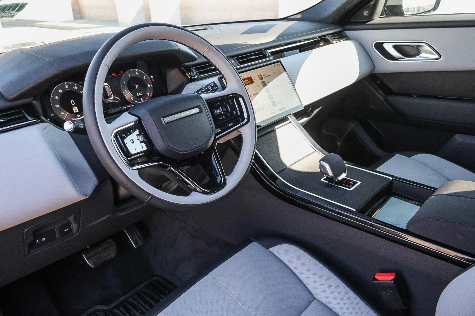 2026 Land Rover Range Rover Velar SE photo 17