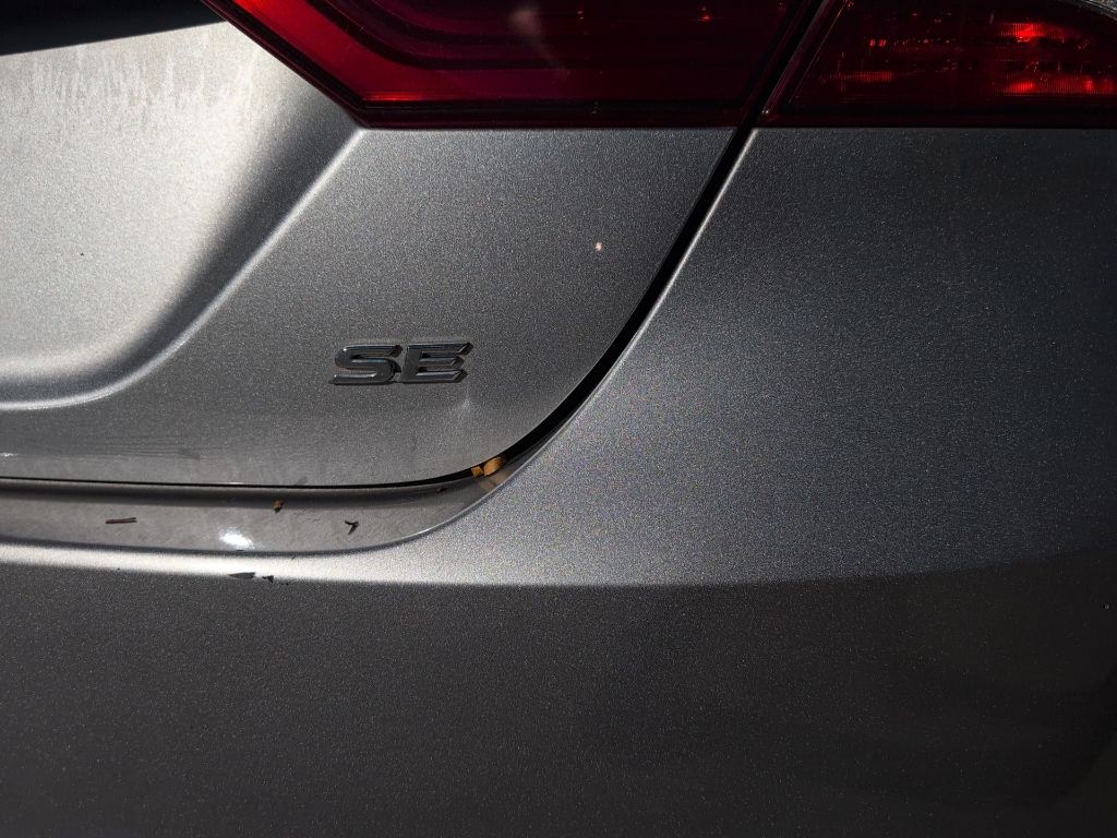 2019 Toyota Camry SE XLE photo 4
