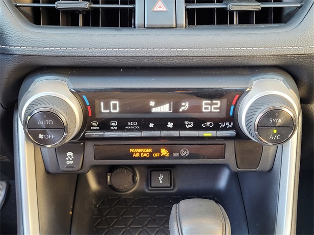 2020 Toyota RAV4 Hybrid XLE photo 24