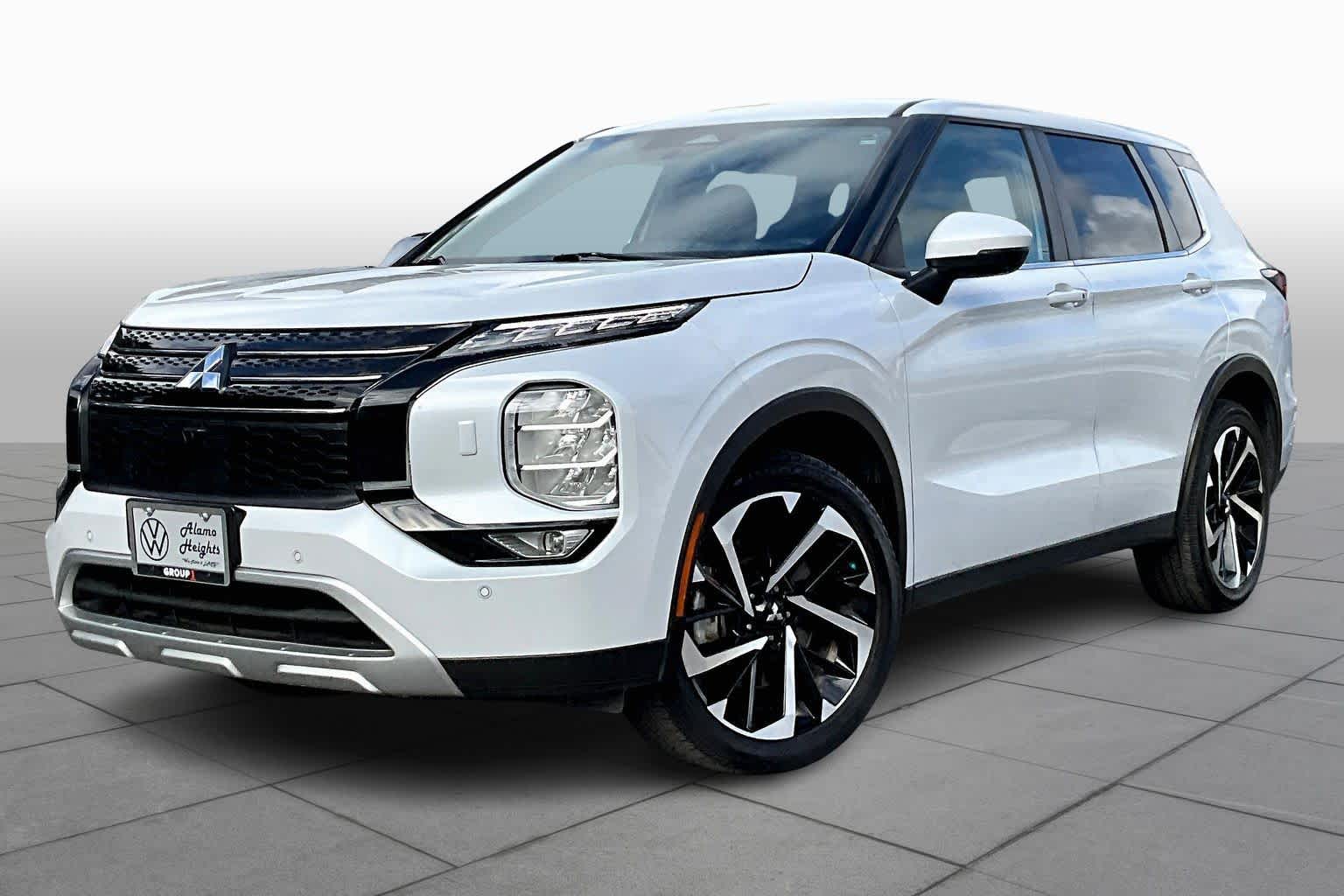 2023 Mitsubishi Outlander SE's photo