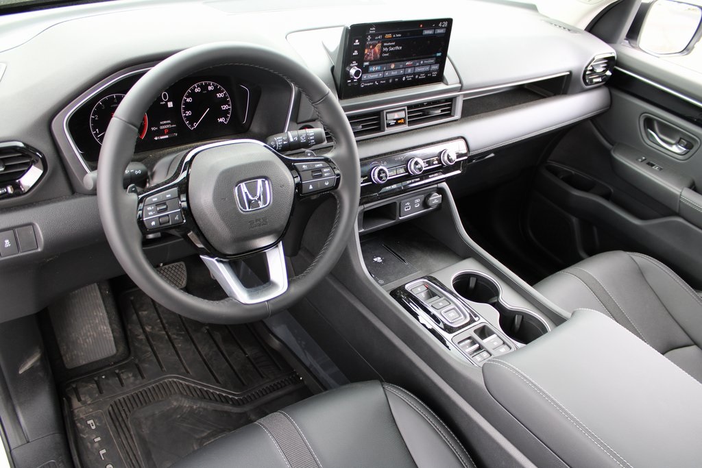 2025 Honda Pilot Touring photo 2