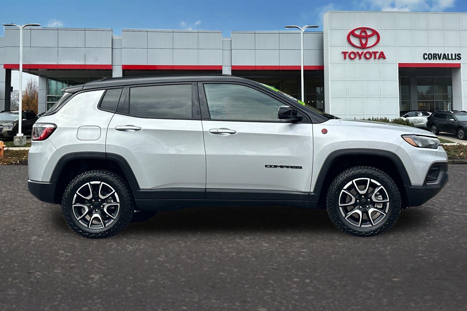 2024 Jeep Compass Trailhawk photo 2