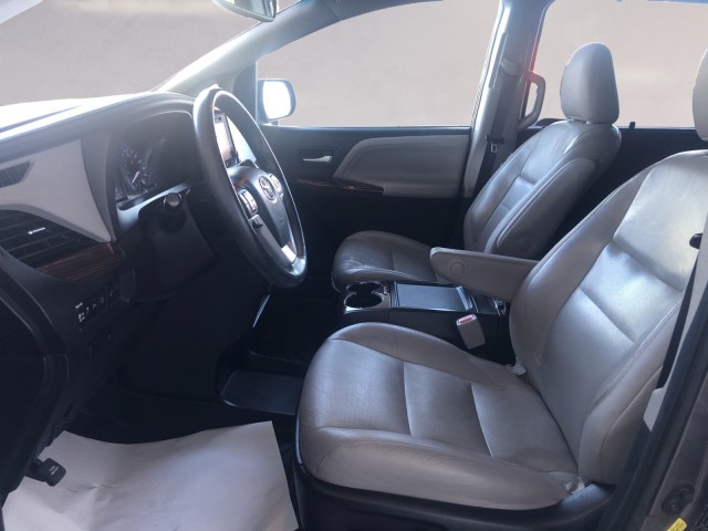 2016 Toyota Sienna Limited Premium photo 8