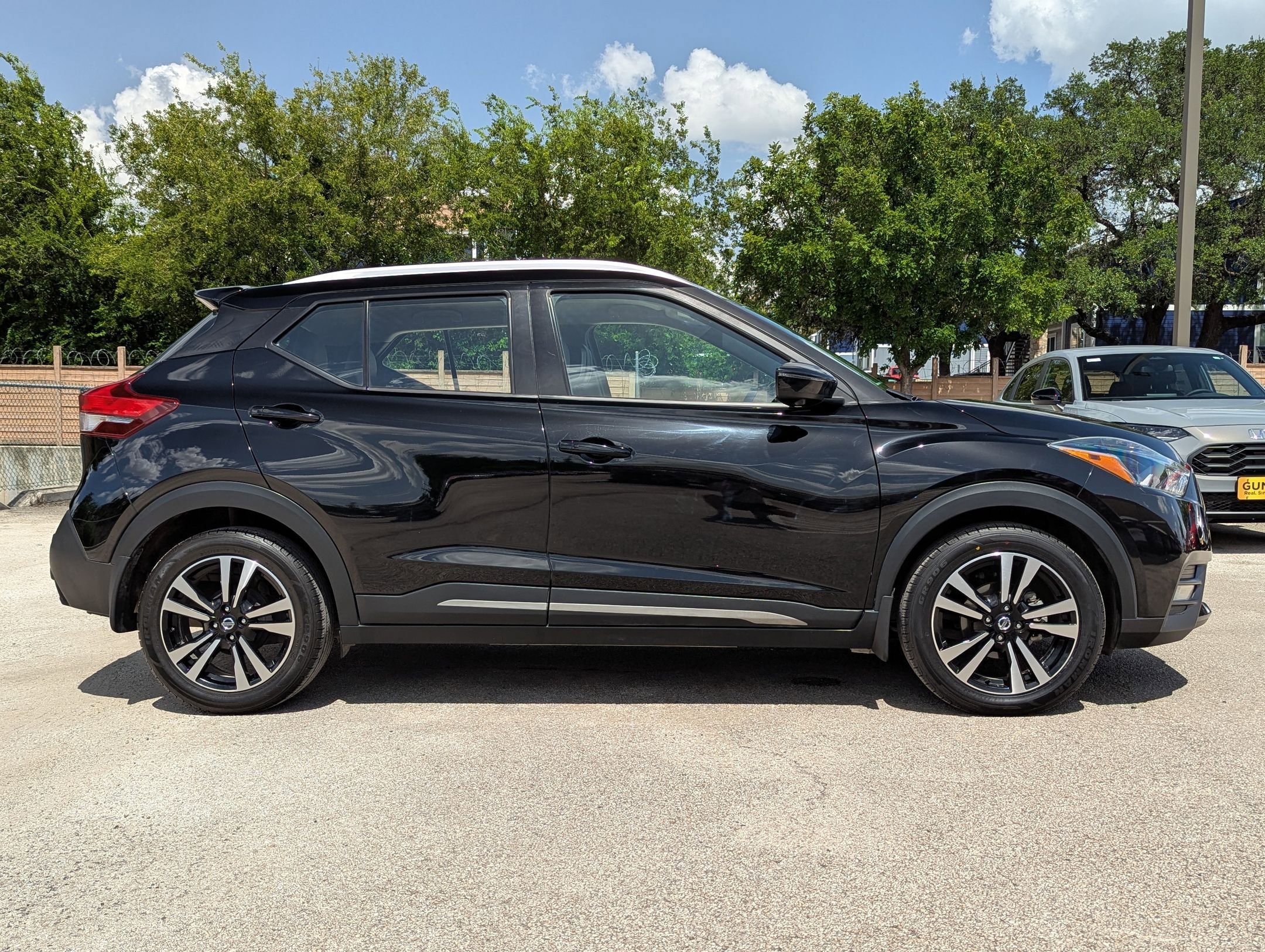 2020 Nissan Kicks SR photo 3