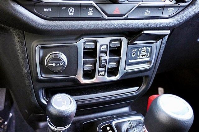 New 2026 Bright White Clear-Coat Exterior Paint Jeep Sport image 34