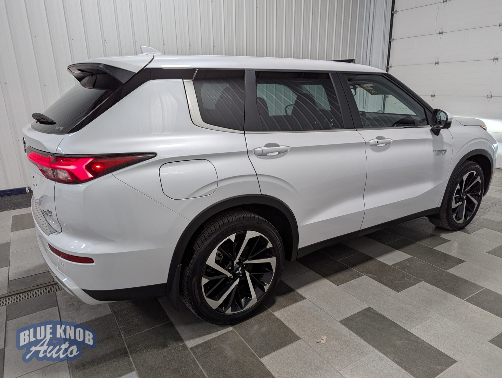 2023 Mitsubishi Outlander PHEV SE photo 4