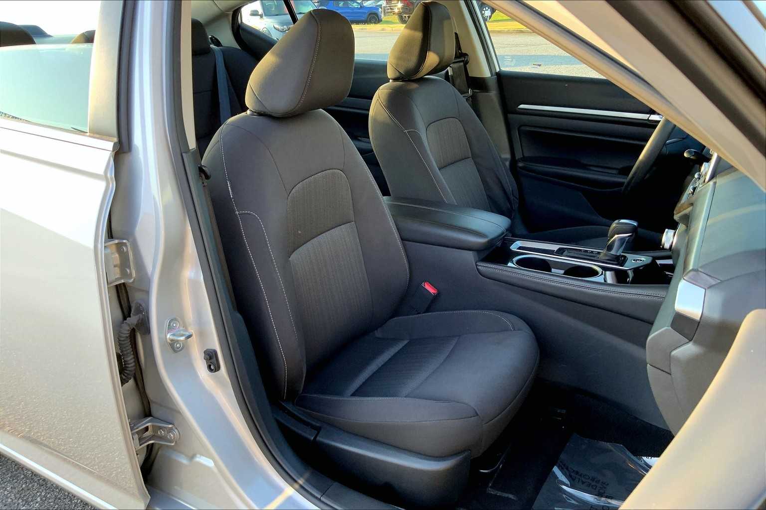 2023 Nissan Altima 2.5 SV photo 8