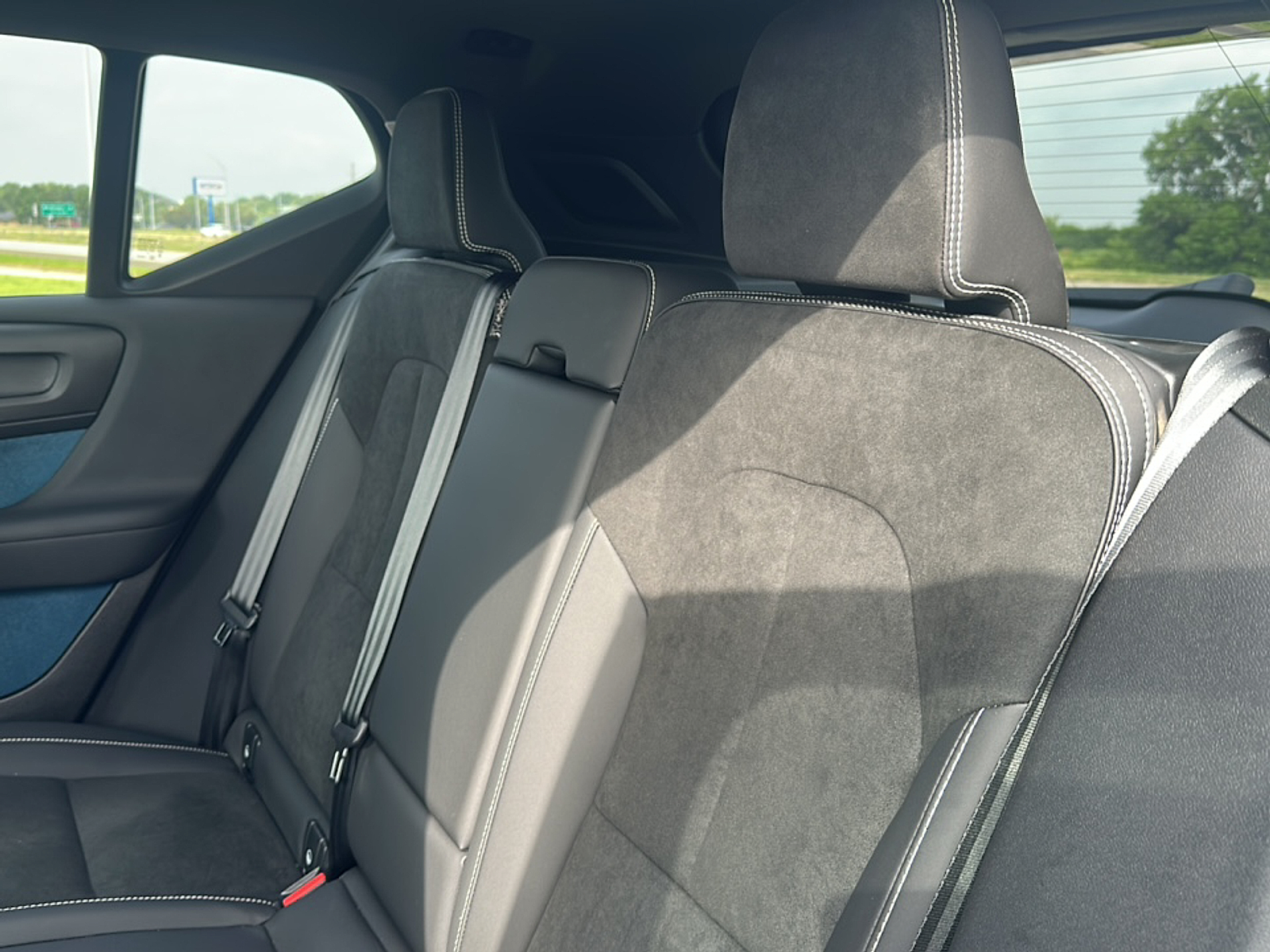 2023 Volvo XC40 Recharge Twin Motor AWD Ultimate photo 9