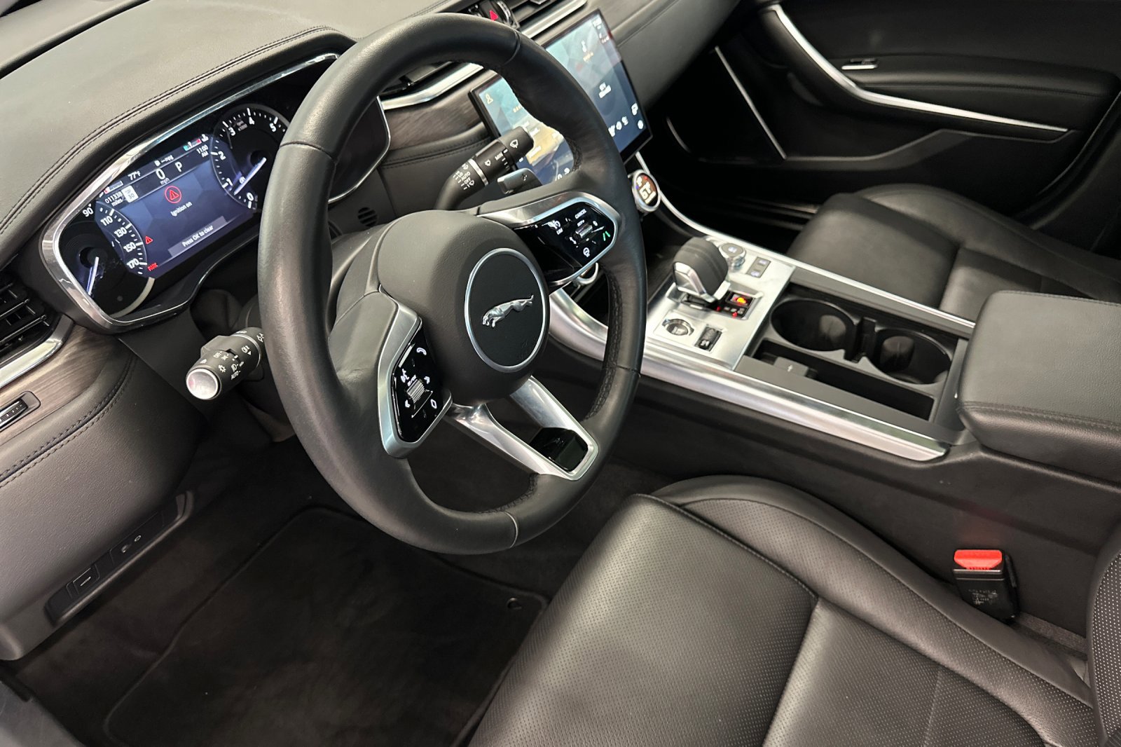 2023 Jaguar XF SE photo 4
