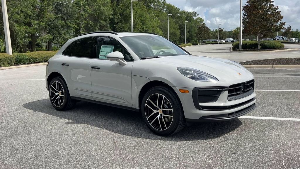 2025 Porsche Macan Base photo 2