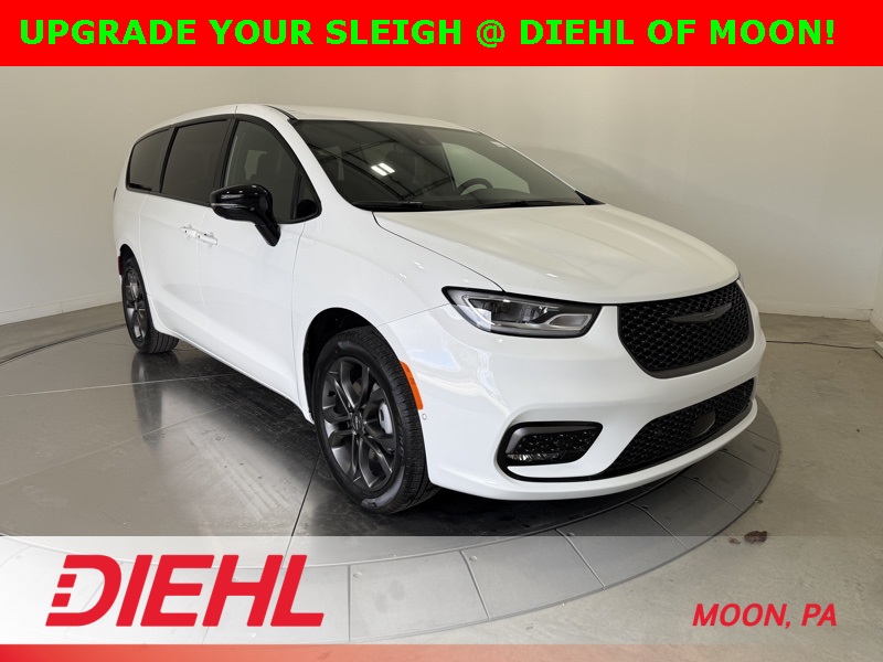 2026 Chrysler Pacifica Select's photo