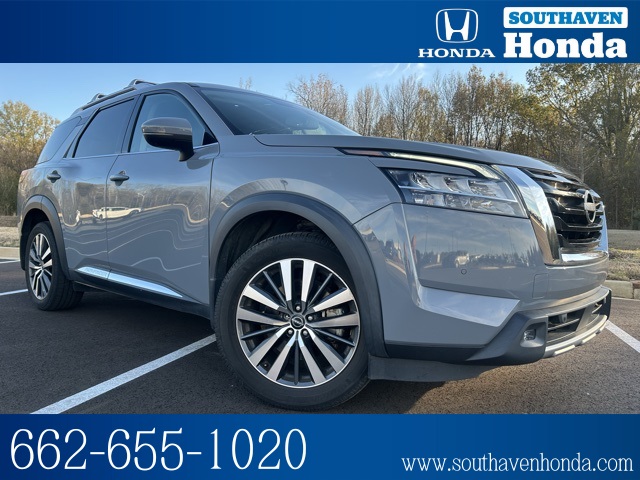 2022 Nissan Pathfinder Platinum's photo