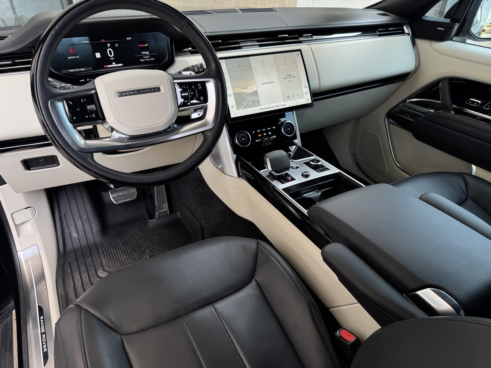 2023 Land Rover Range Rover SE photo 2
