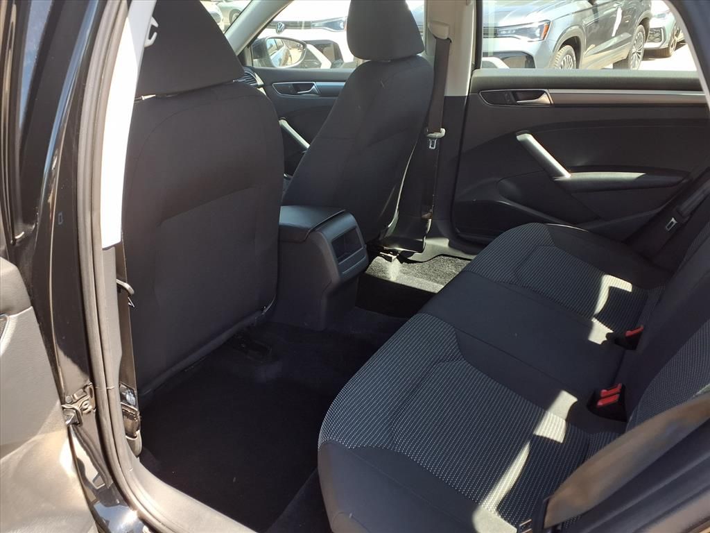 2016 Volkswagen Passat R-Line photo 14