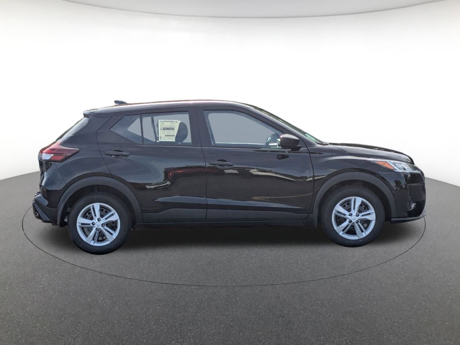 2025 Nissan Kicks Play S photo 3