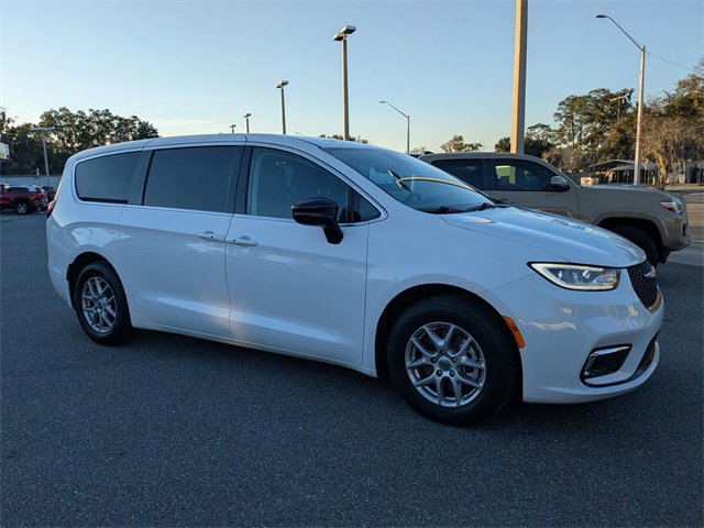 2024 Chrysler Pacifica Touring L's photo