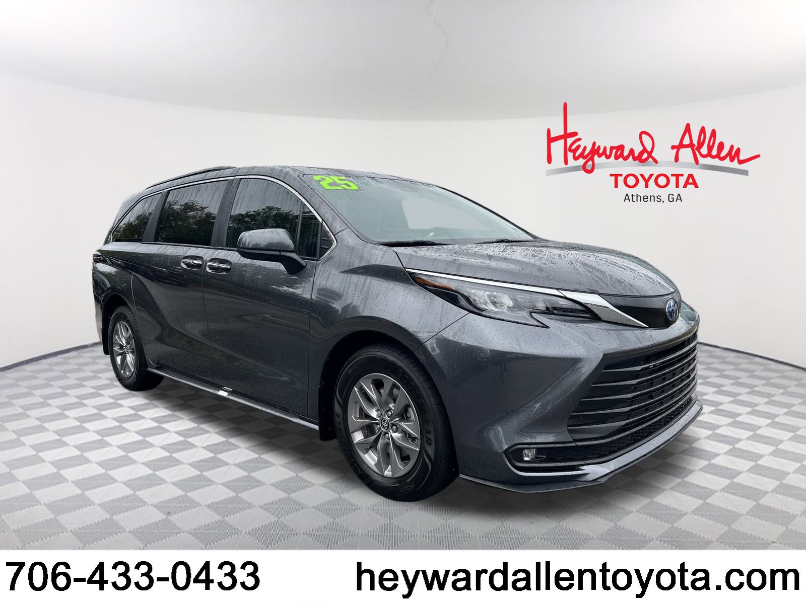 2025 Toyota Sienna XLE's photo