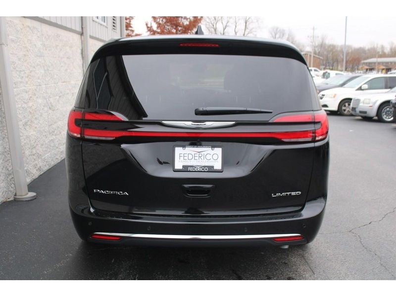 2026 Chrysler Pacifica Limited photo 4