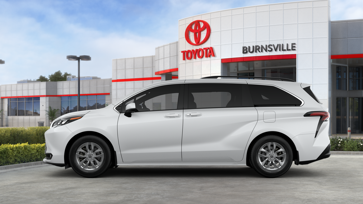 2025 Toyota Sienna XLE photo 4