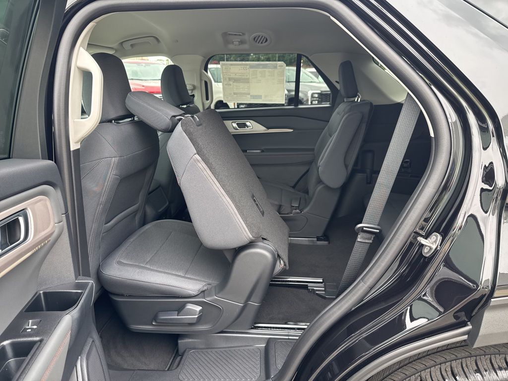 2025 Ford Explorer photo 16