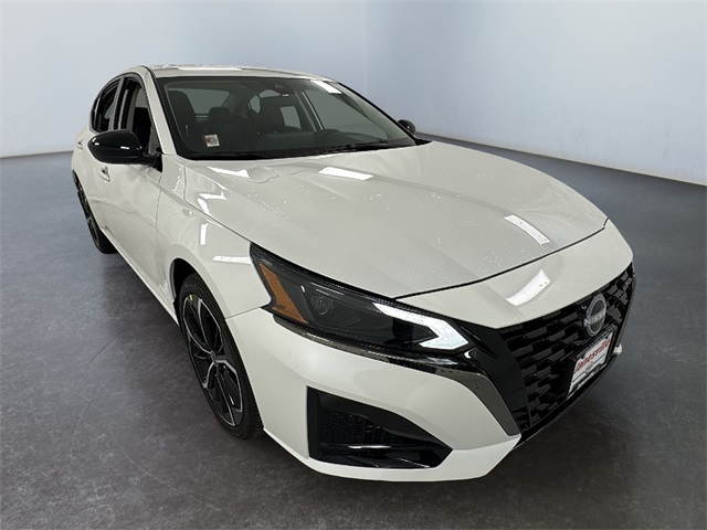 2025 Nissan Altima SR's photo