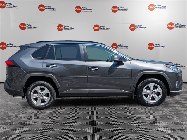 2020 Toyota RAV4 XLE photo 4