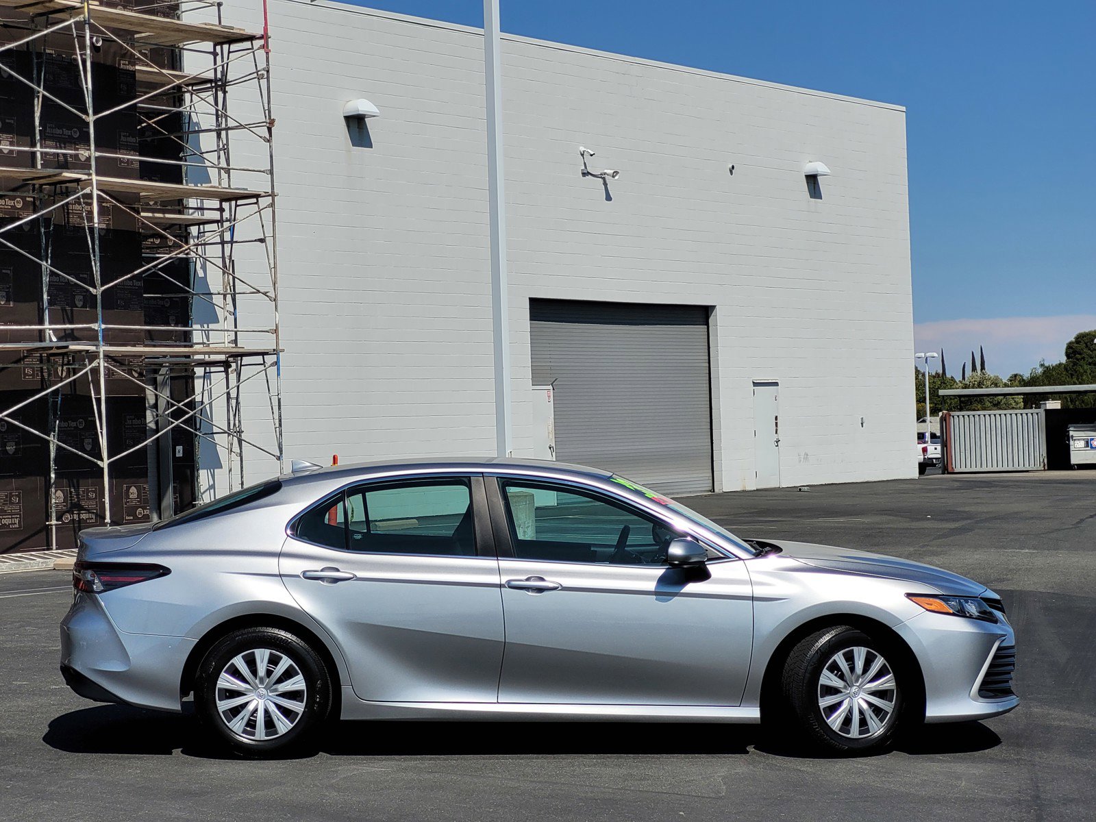 2023 Toyota Camry Hybrid LE photo 2