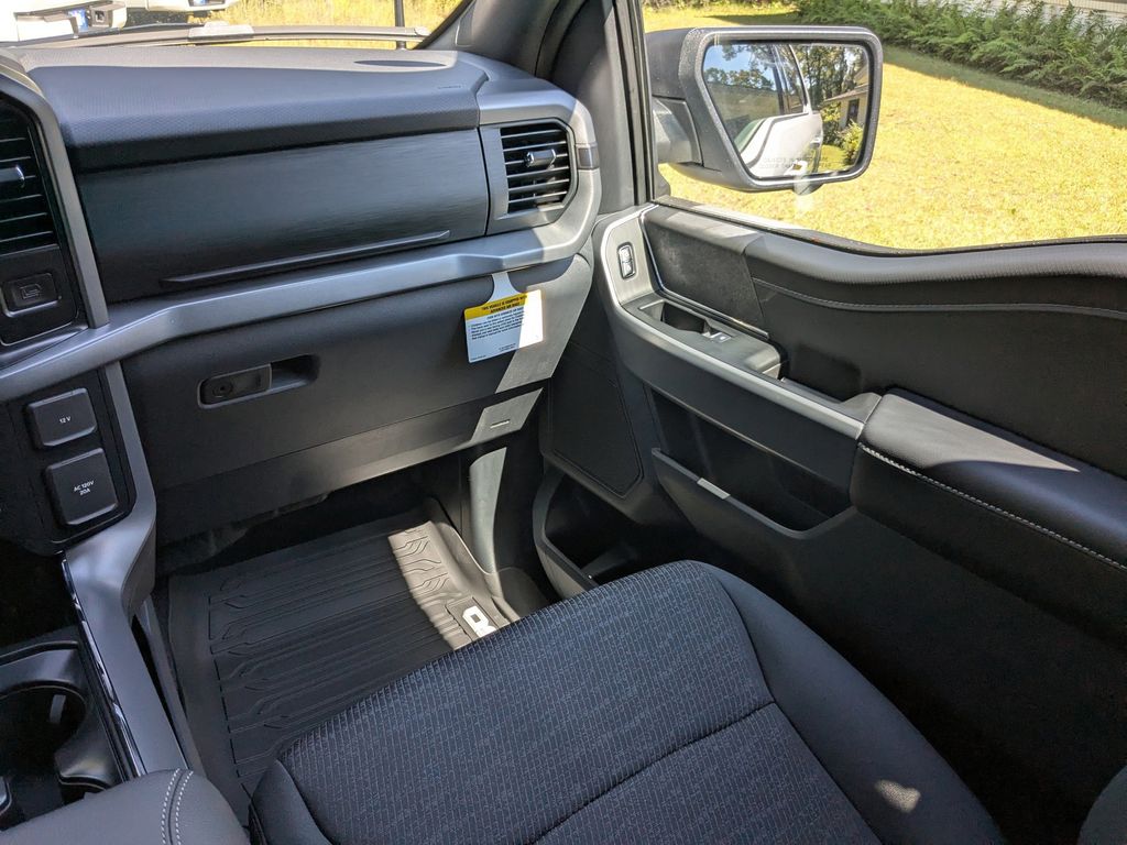 2025 Ford F-150 XLT photo 17