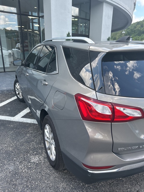 2018 Chevrolet Equinox LT photo 2