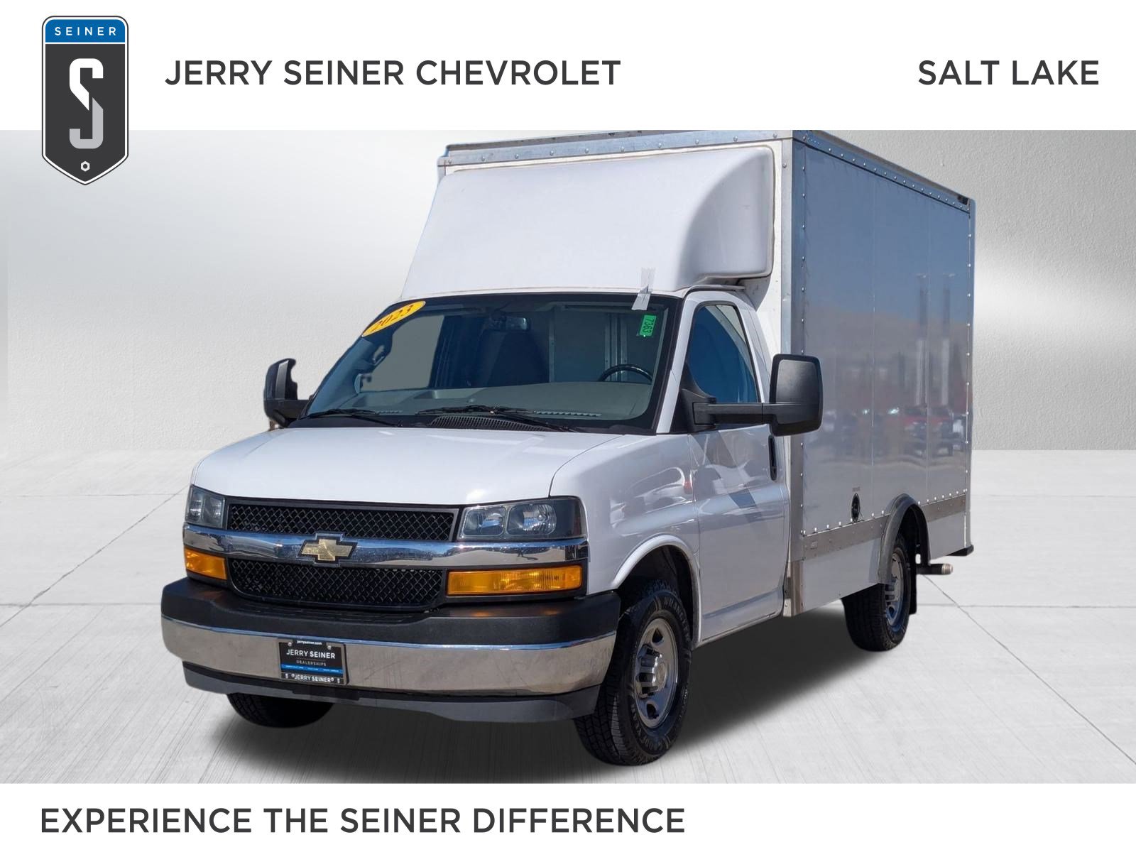 2023 Chevrolet Express Cutaway Base's photo