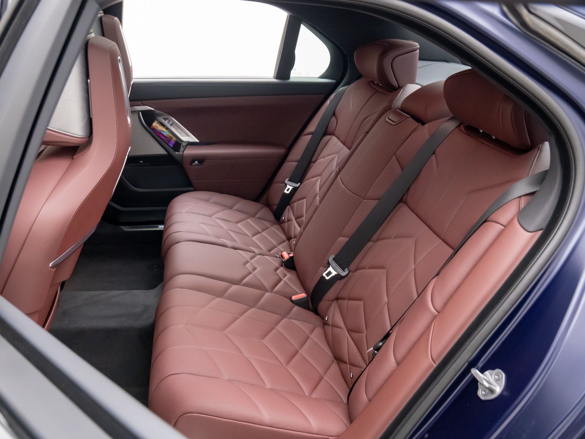 New 2025 Frozen Tanzanite Blue Metallic BMW 750e xDrive image 16