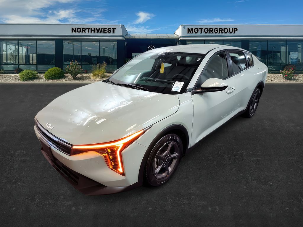 2025 Kia K4 LXS photo 2