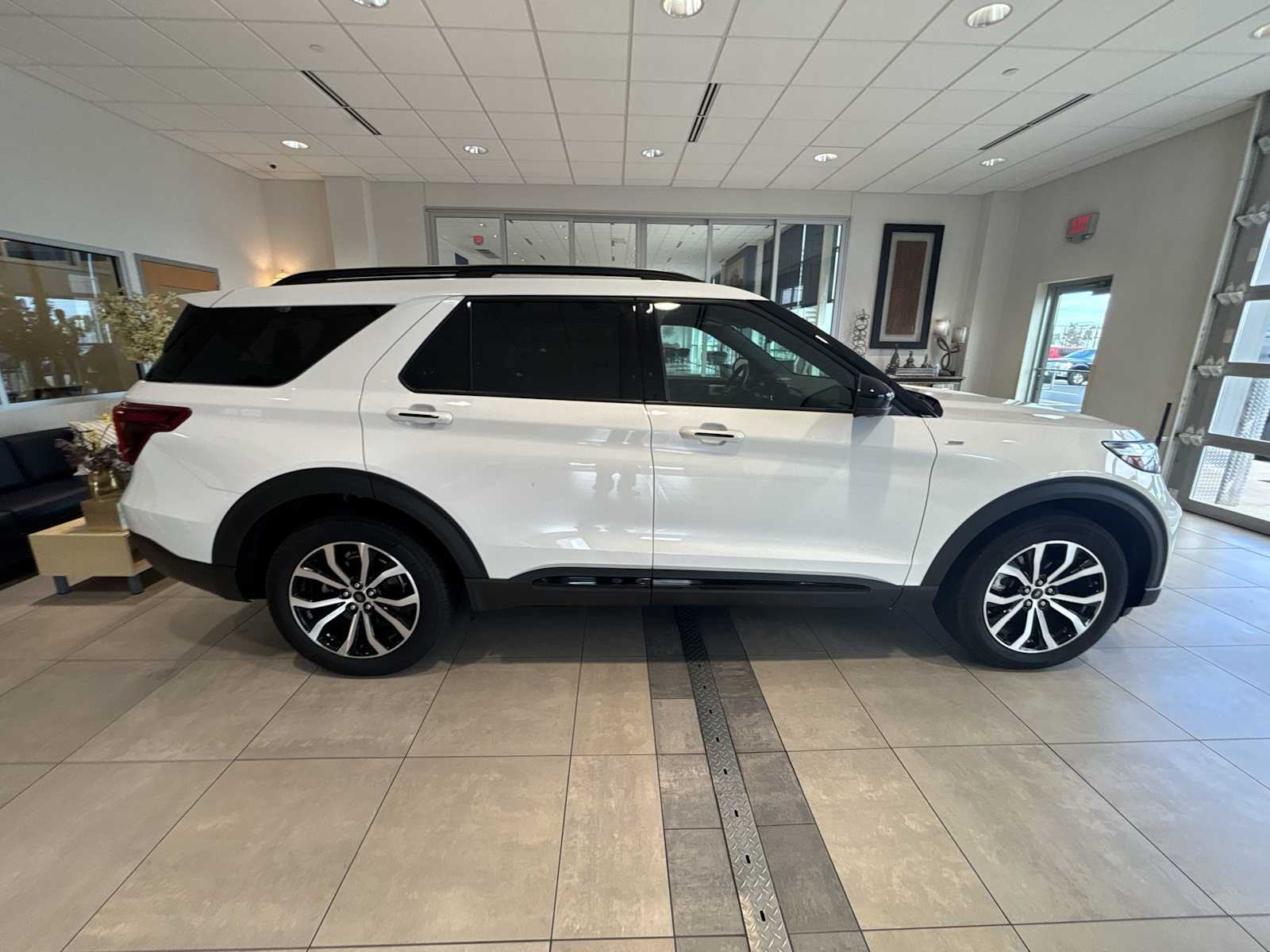 2022 Ford Explorer ST-Line photo 2