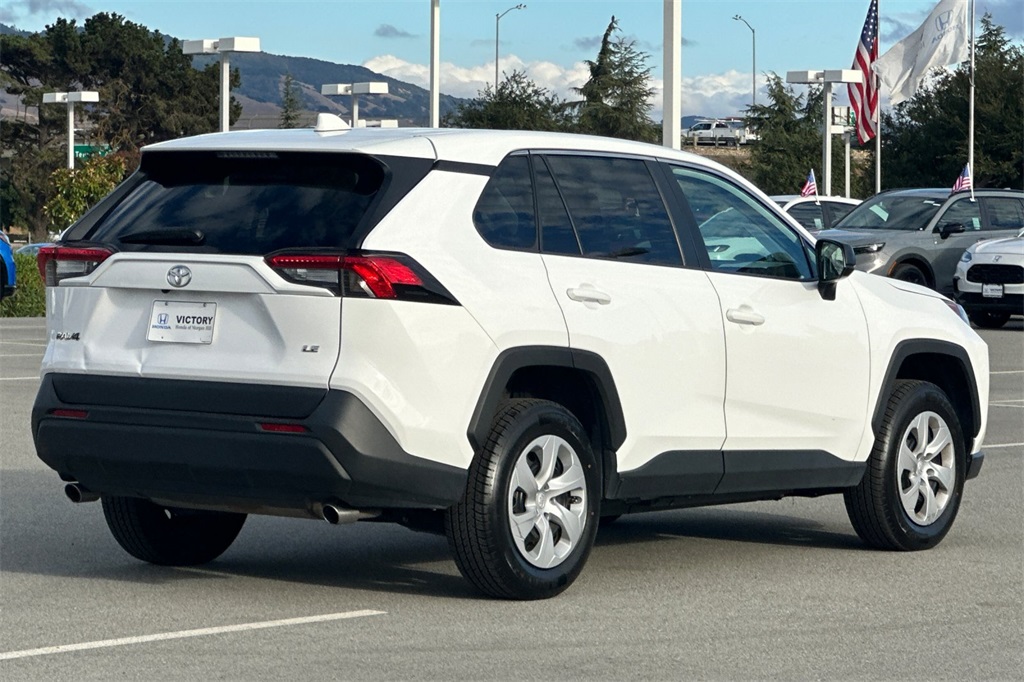 2024 Toyota RAV4 LE photo 4