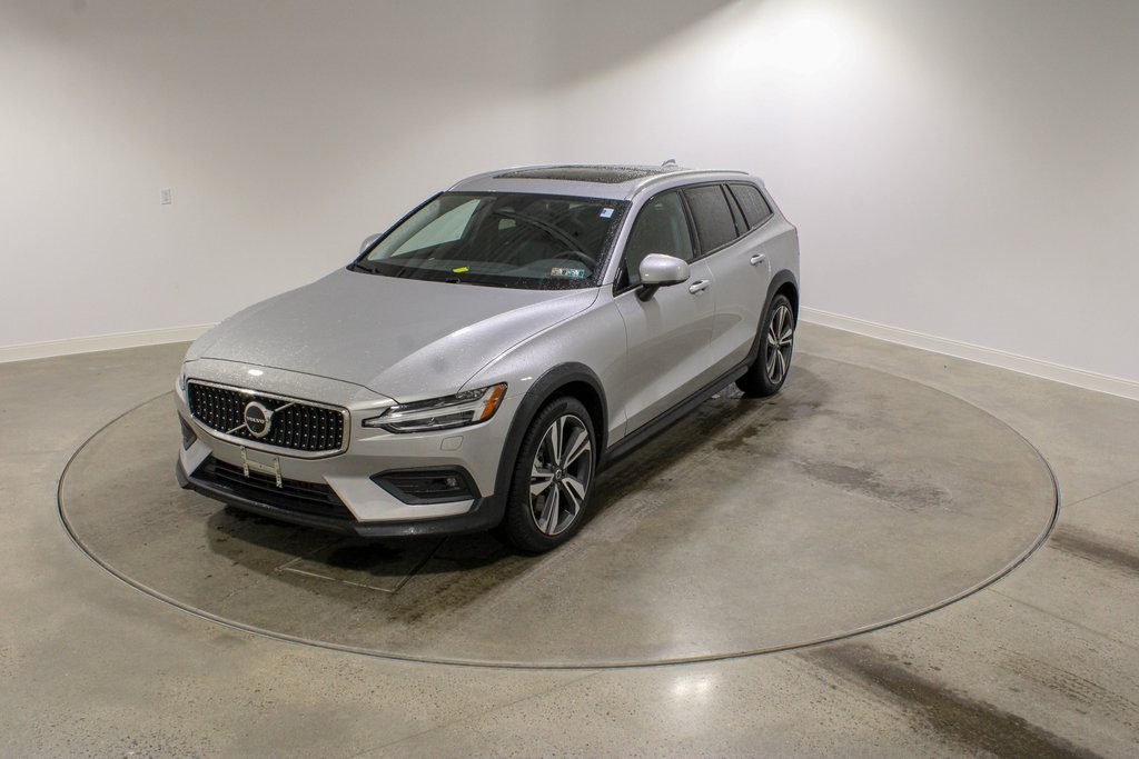 2025 Volvo V60 Cross Country Plus's photo