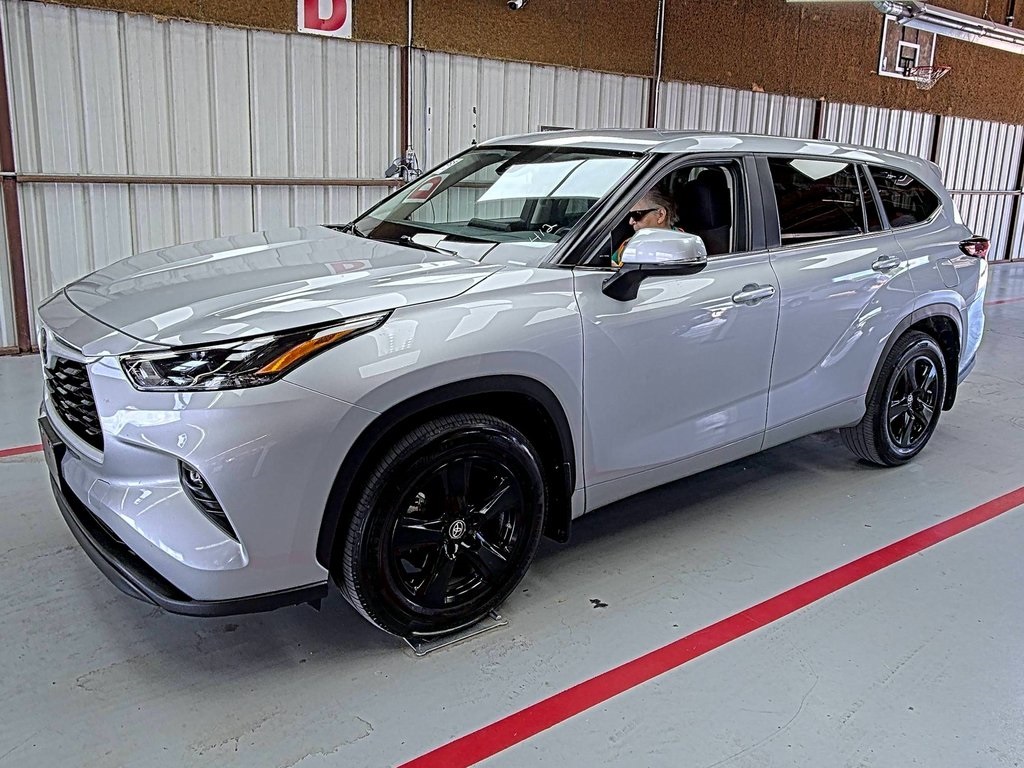 2024 Toyota Highlander LE photo 2