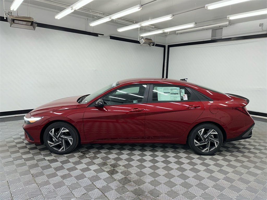 2025 Hyundai Elantra SEL Sport photo 2