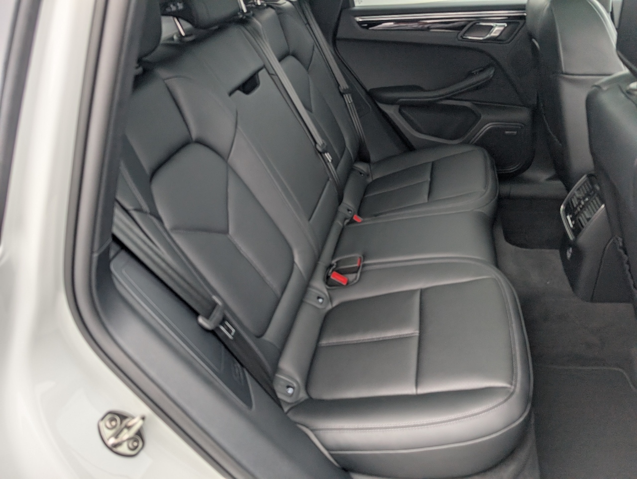 2025 Porsche Macan T photo 7