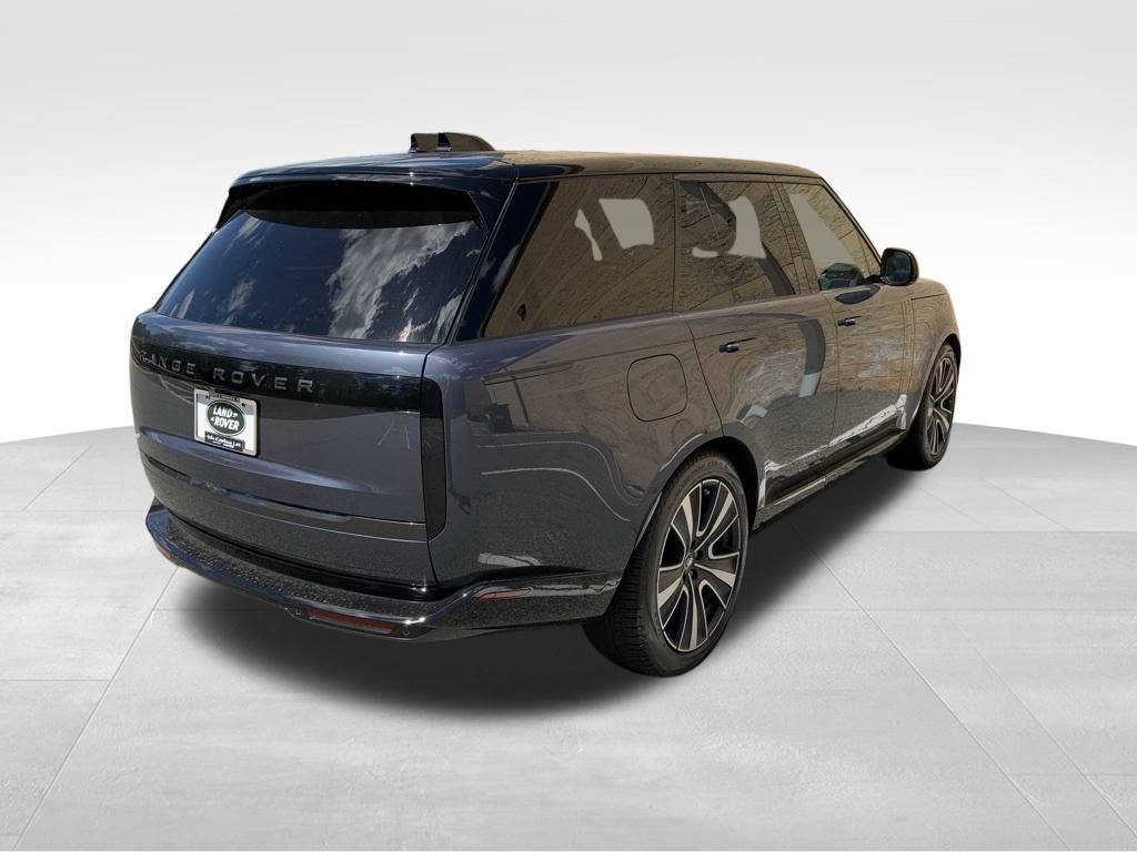 2025 Land Rover Range Rover SE photo 3