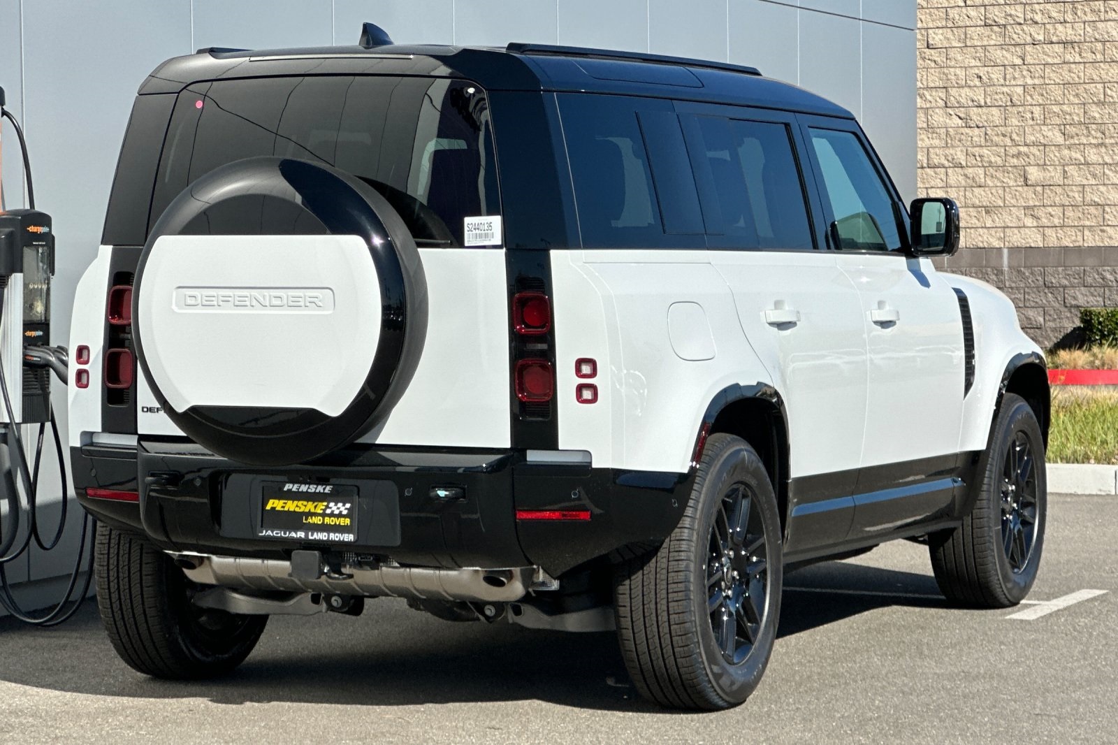 2025 Land Rover Defender 110 X-Dynamic SE photo 4